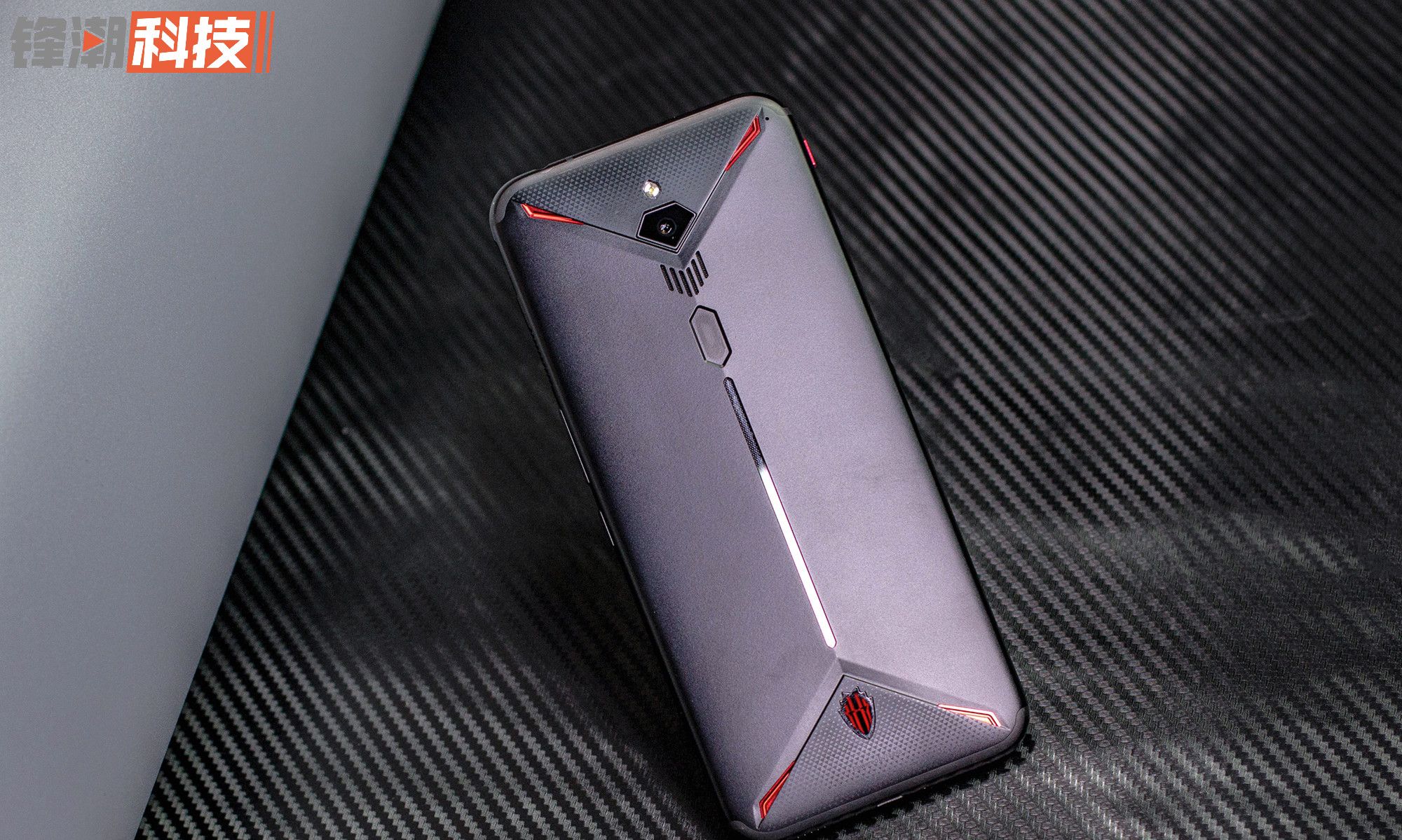 沉着冷酷下的狂热:努比亚红魔3 玄铁黑 真机图赏