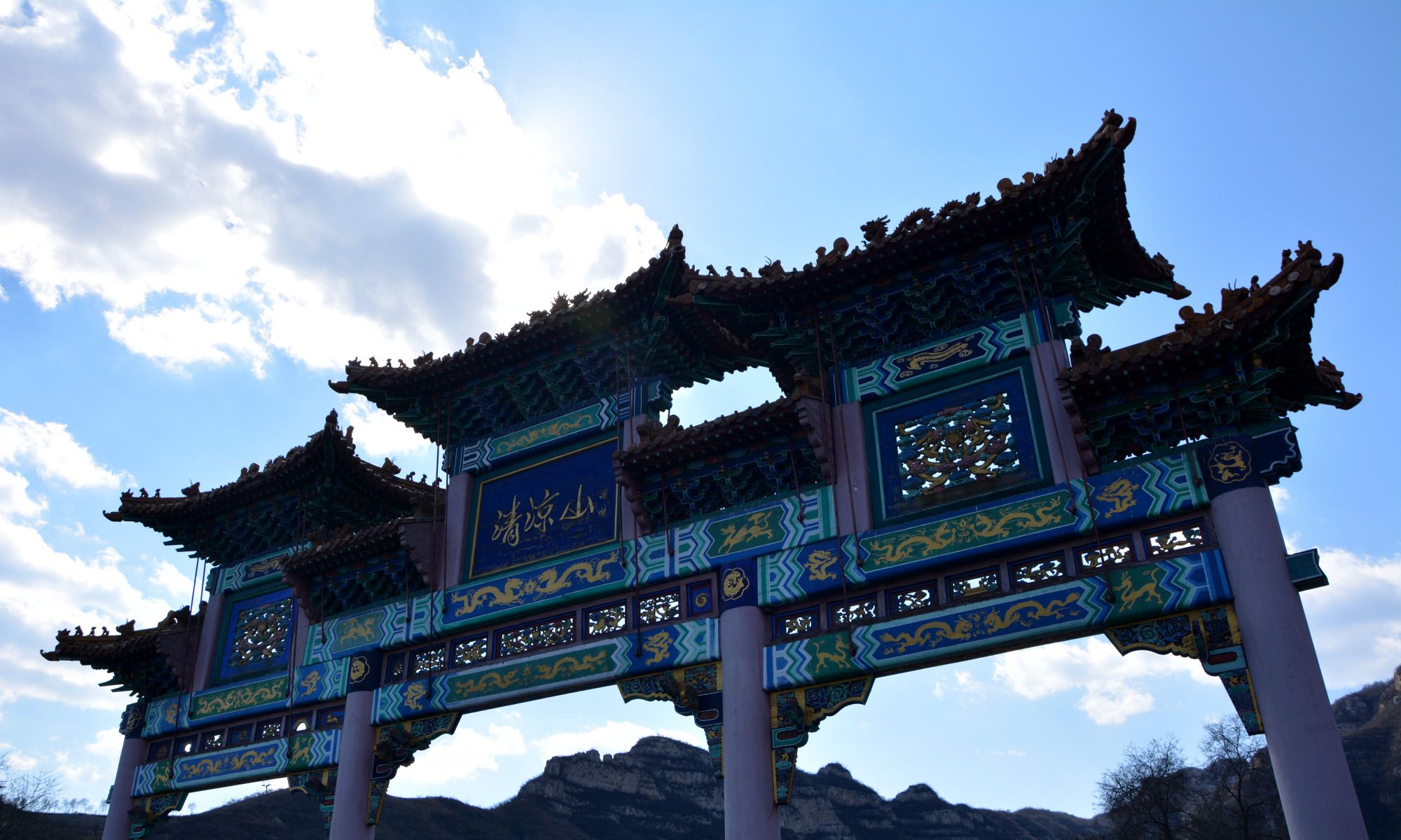 每一个春天都会到来,还记得去年登上清凉山,观山赏花看云彩