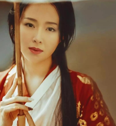 她艺术家庭出生,头婚二婚都没得到真爱,今60岁依然孤身一人