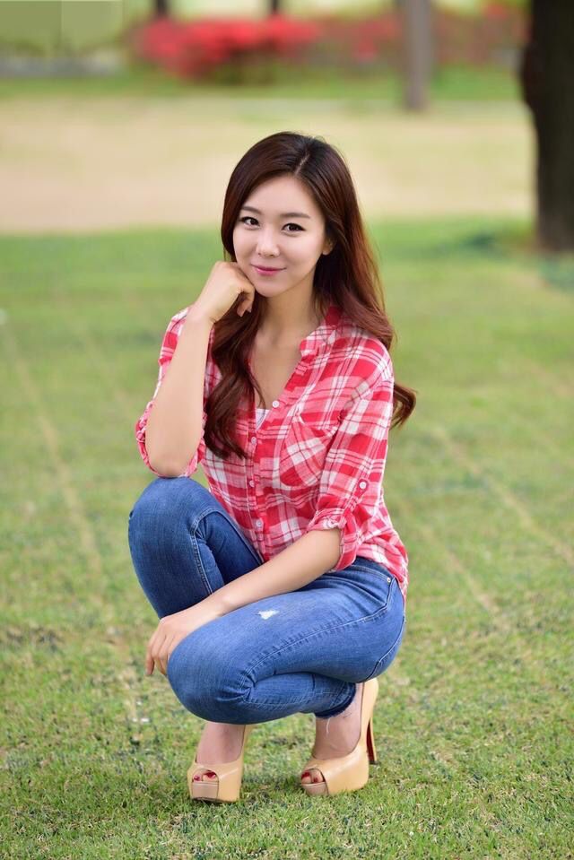 小姑娘爱喝奶茶也爱穿牛仔裤气质甜美