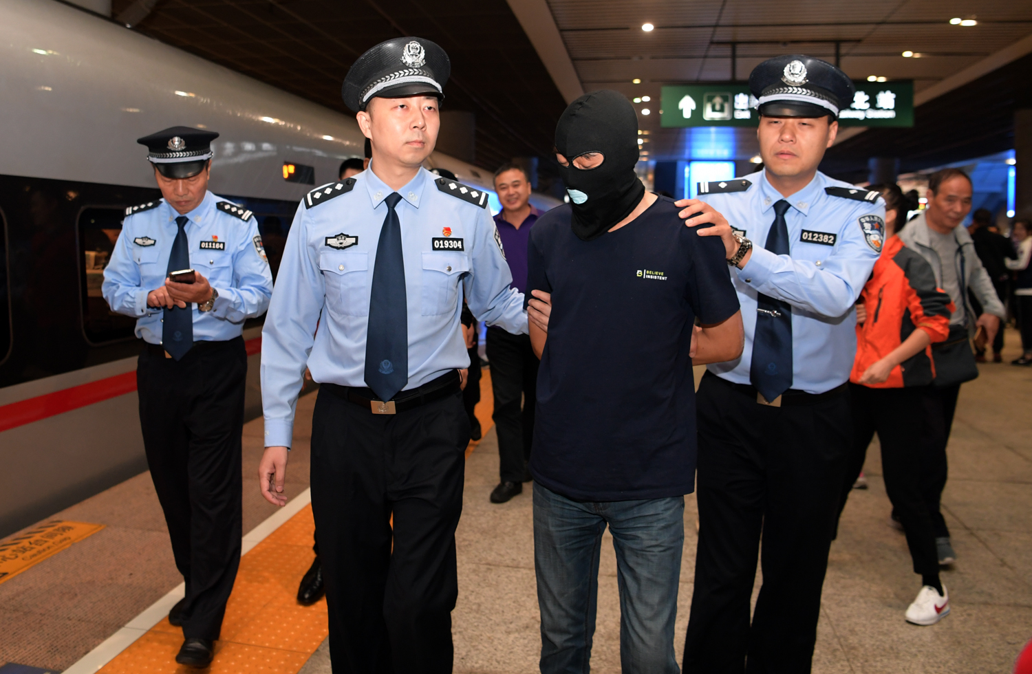 他当坏人卷款230万潜逃21年,做好人挽救单位损失终被抓