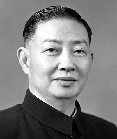 在这里,她遇到了她人生中第一个喜欢的男子——甘律之.