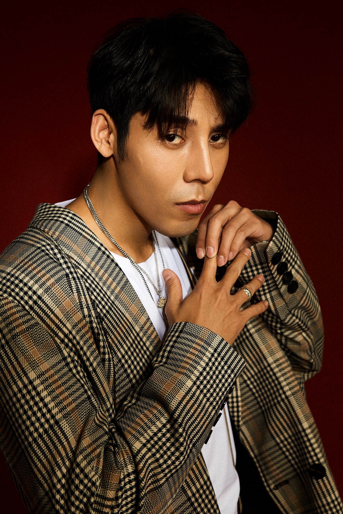 杨金赐最新写真曝光解锁雅痞型男与率性少年的双面魅力