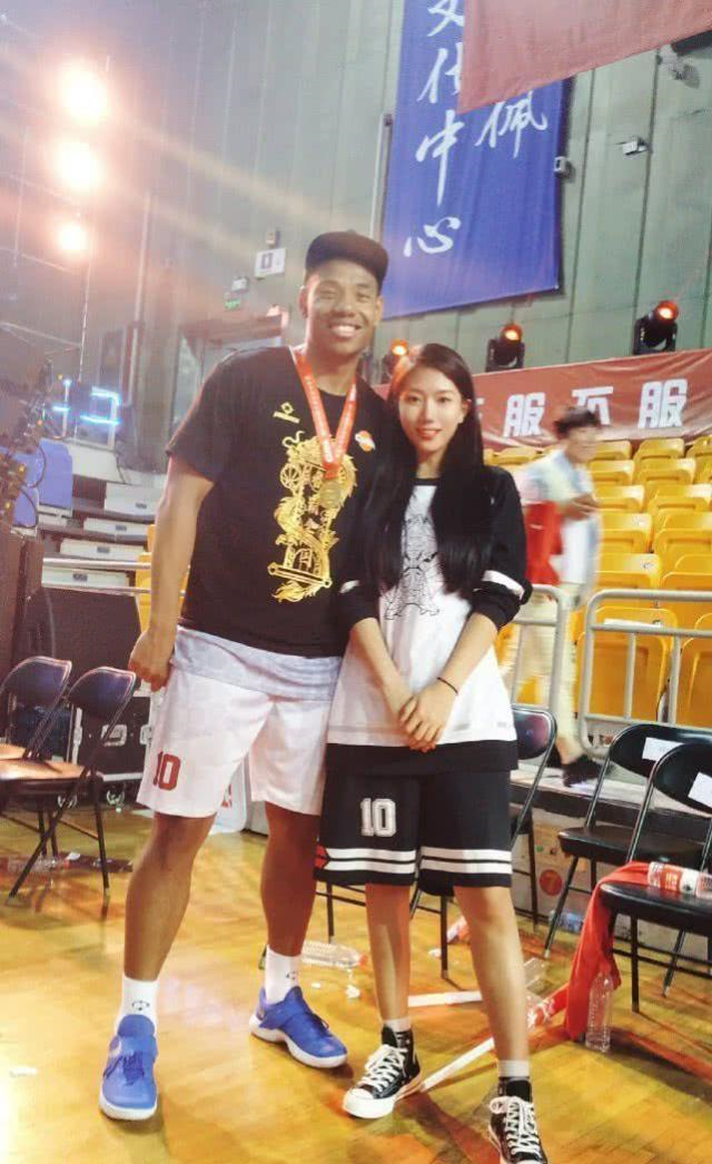 和貌美中国女友街边卿卿我我