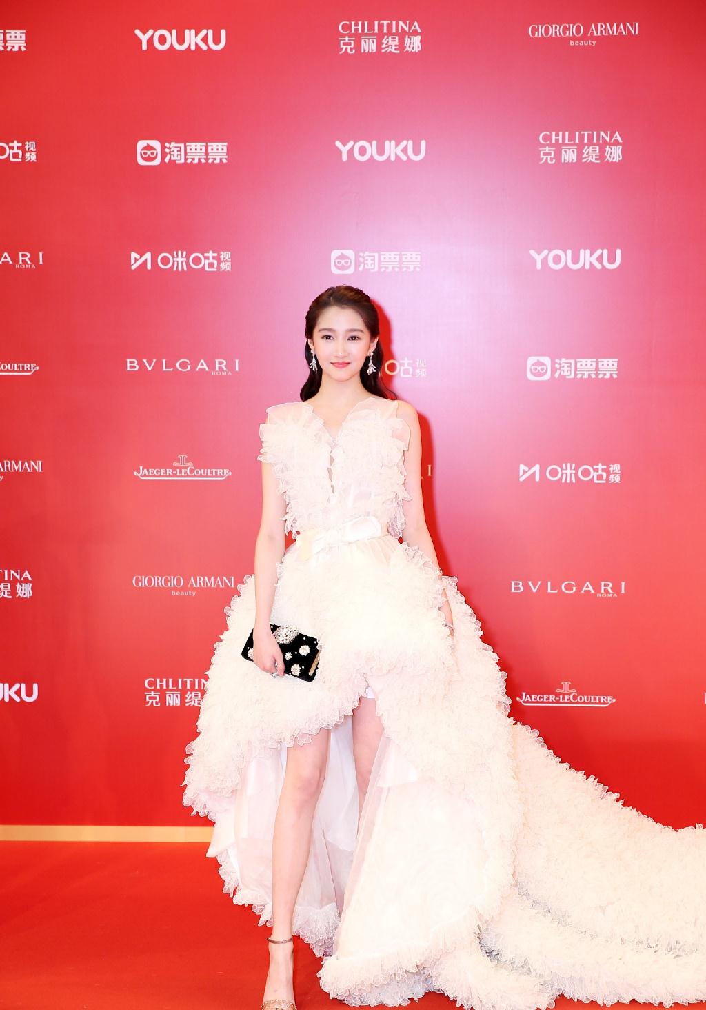 国民闺女关晓彤衣品开挂,战完戛纳战上海电影节,白礼服美成仙儿