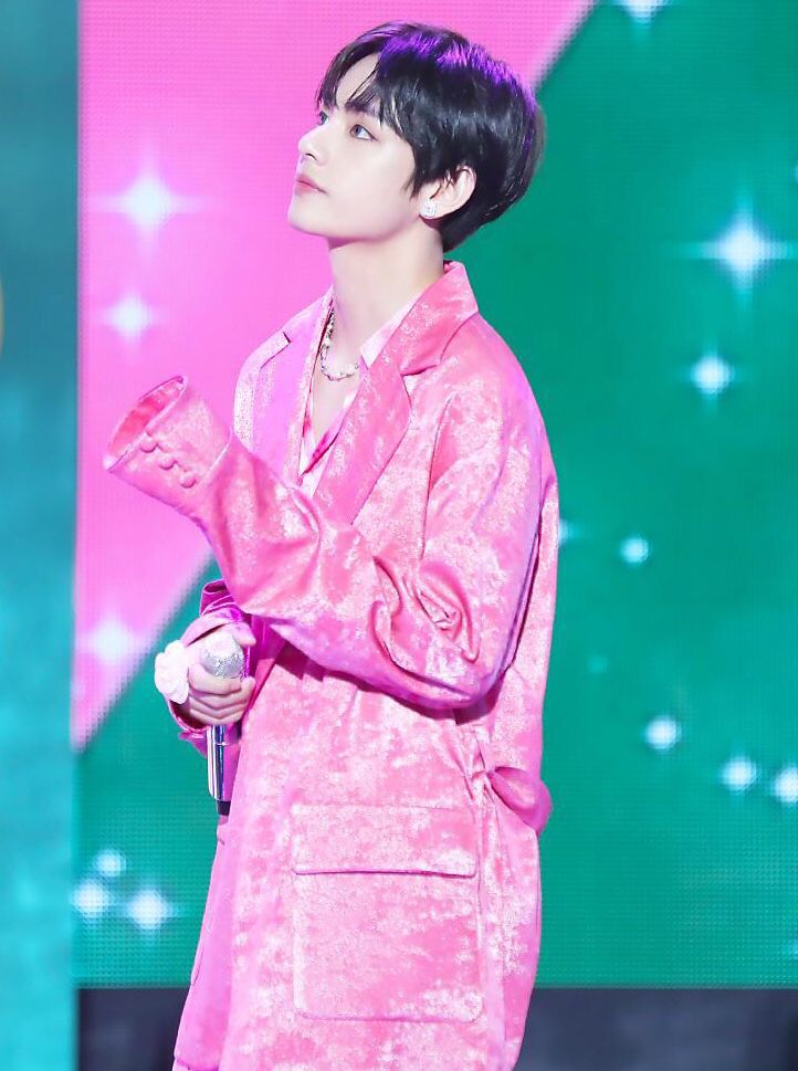 bts防弹少年团:金泰亨帅气又可爱的照片适合来做小清新壁纸呀!