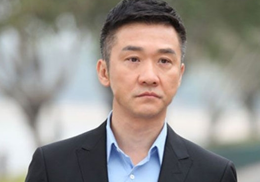 他和老婆结婚多年,成名后却爱上别人和妻子离婚,如今还没结婚