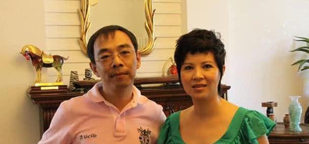 她当时的老公与家门前另外一座楼内的女人产生感情,对她造成了极大的