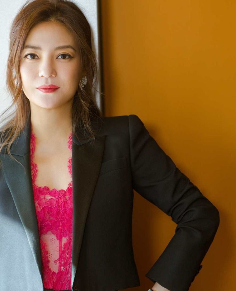 北京时间2018年8月23日,在遭到中国政府惩罚后,中国女星赵薇穿深v性感