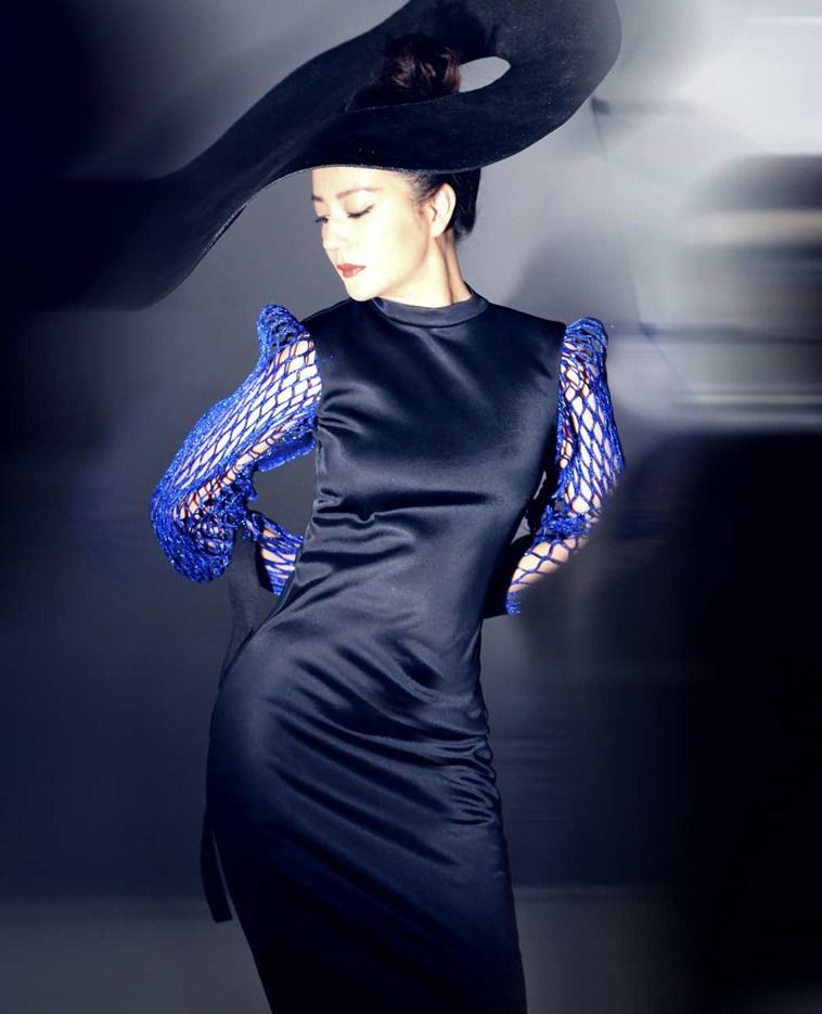 与此同时,赵薇大尺度美艳私照也被翻出.