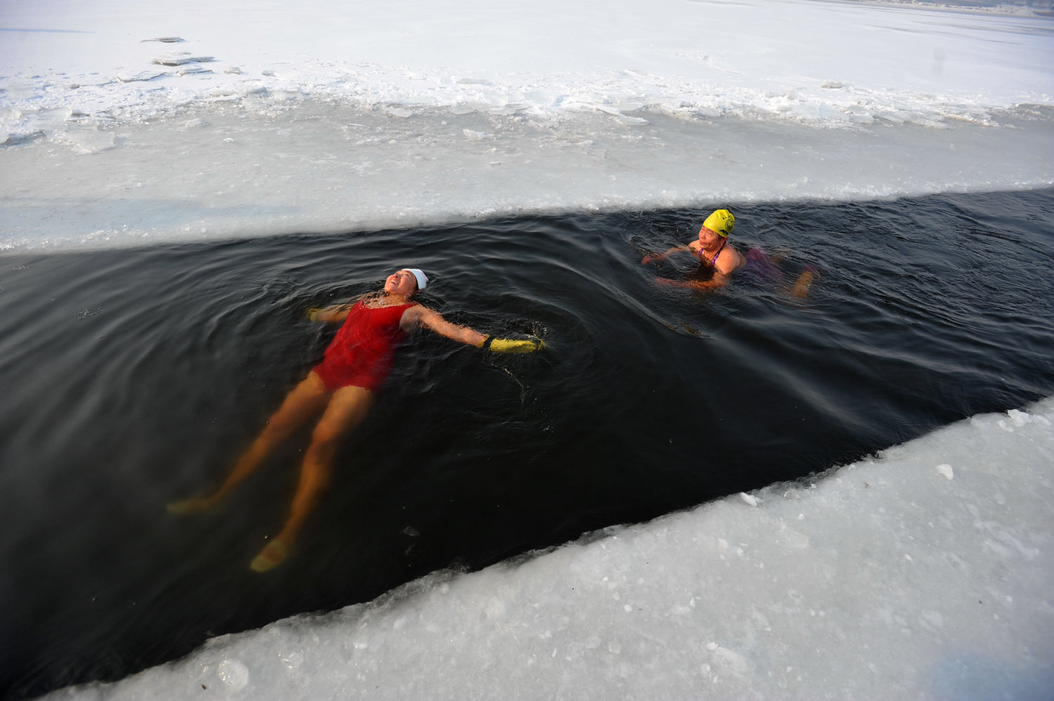 78岁冬游人下水如小伙不惧严寒冰水畅游