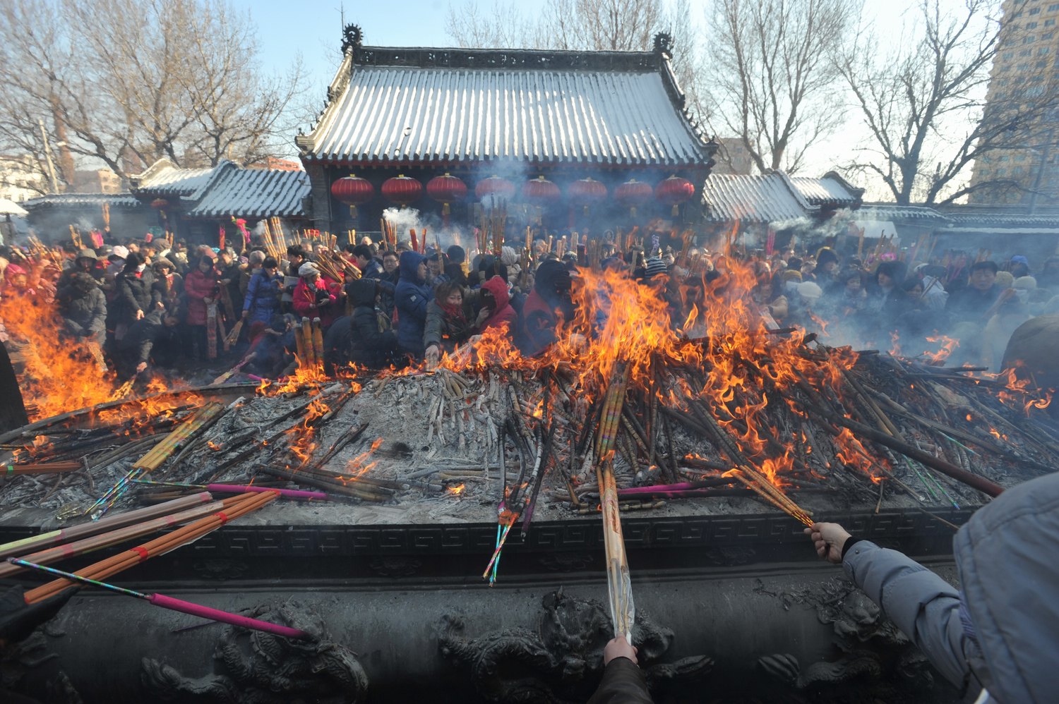 寺庙内人山人海 大年初一烧头香讨吉利
