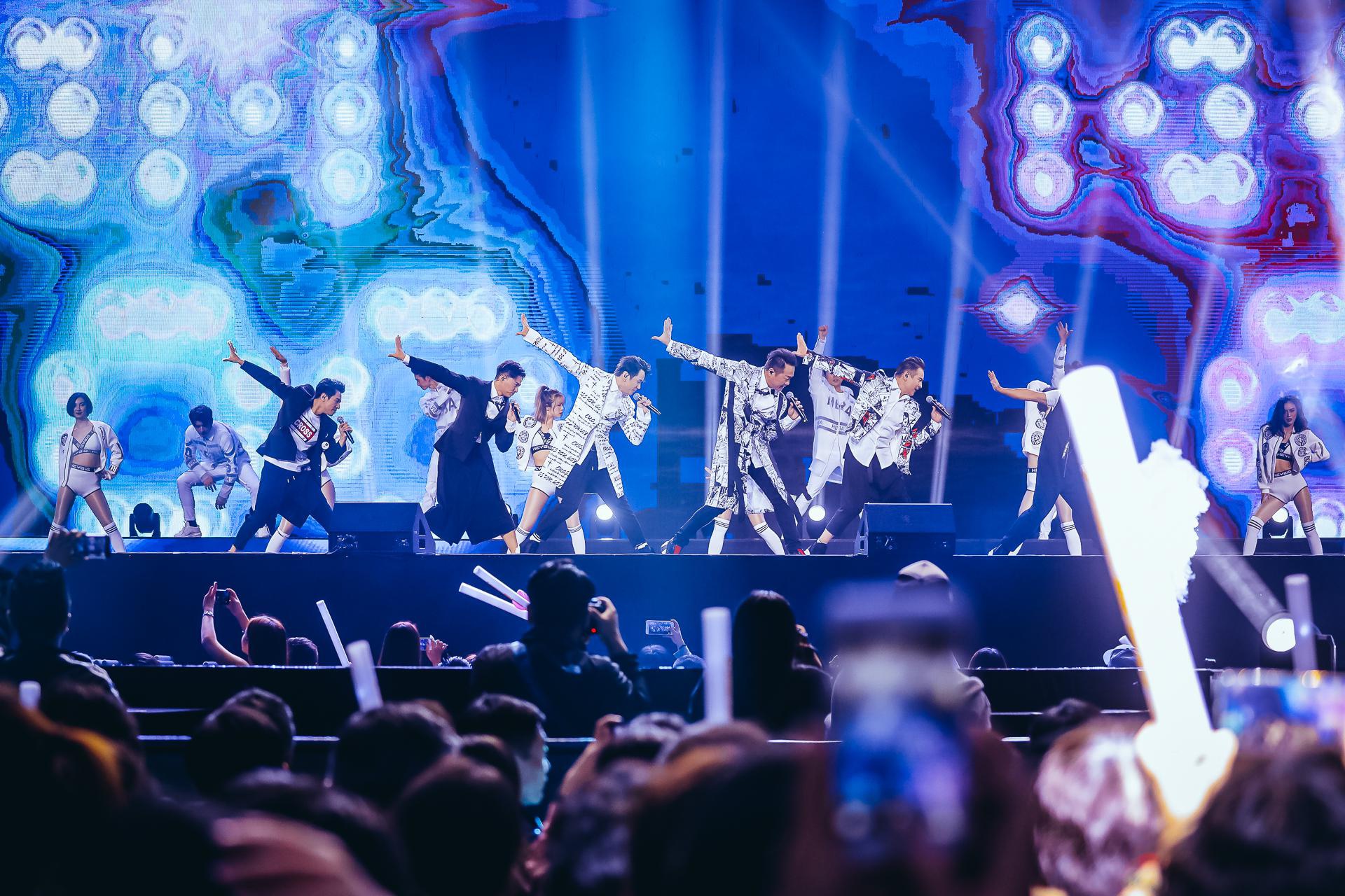 王欣晨任舞蹈总监 宝藏男团"红孩儿"重回万人舞台