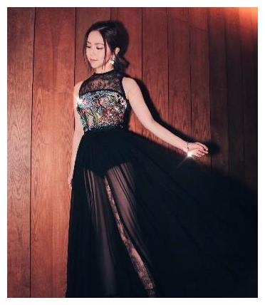 真敢穿!邓紫棋连衣裙直接开叉到腰部,网友:穿与没穿有区别吗?