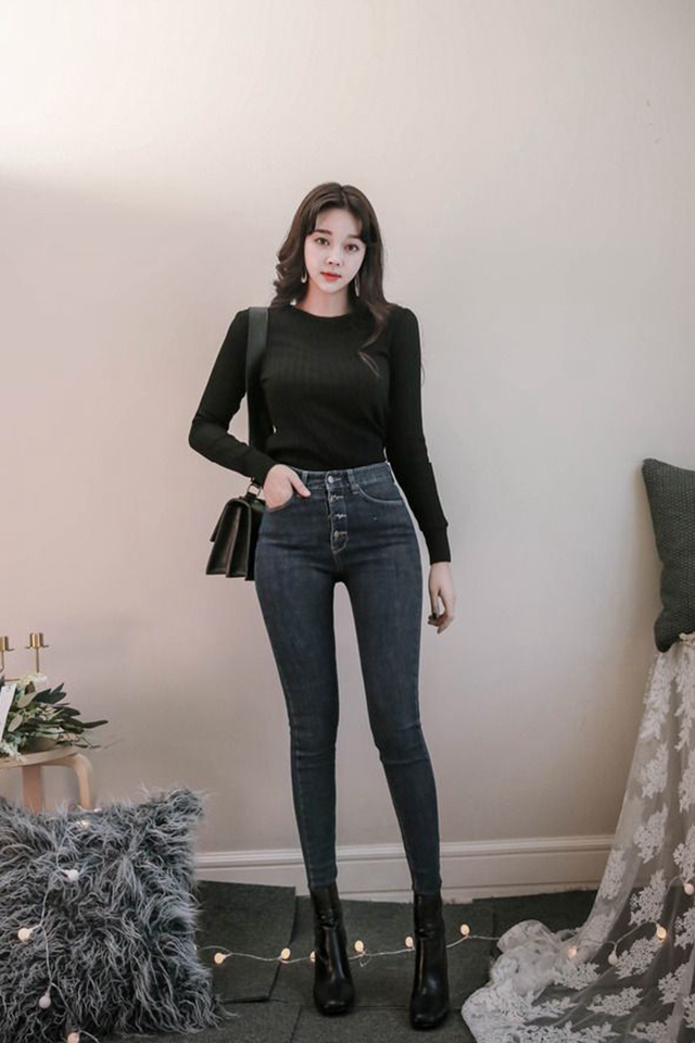 在山上看到一个牛仔裤美女,身材高挑,看起来像个长腿辣妈!