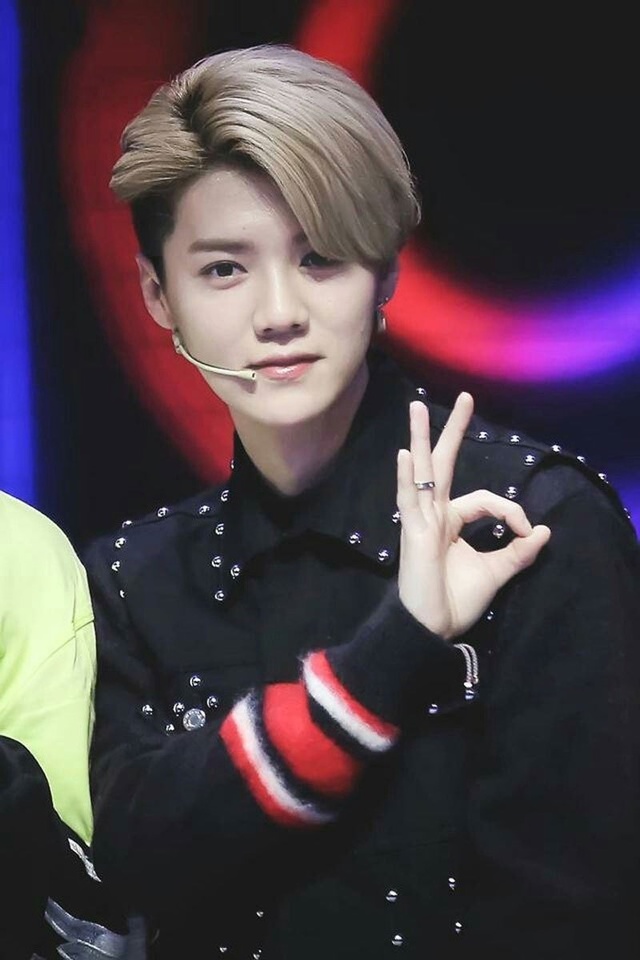 鹿晗晒出最新三七分发型自拍照少了清秀多了男人味更有魅力了