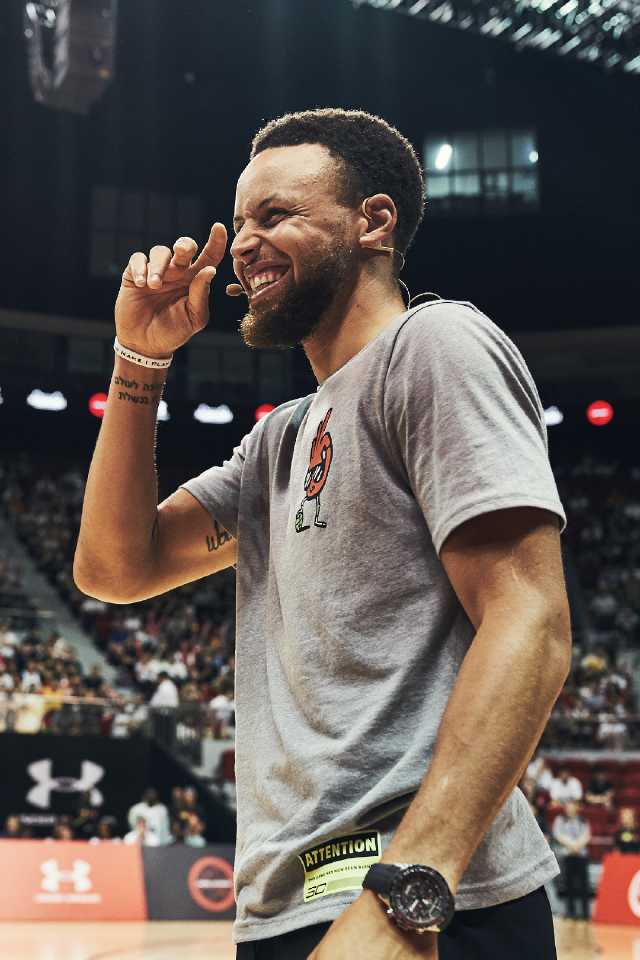 库里中国行现场高清图,娃娃脸依然讨喜,身旁美女吸睛