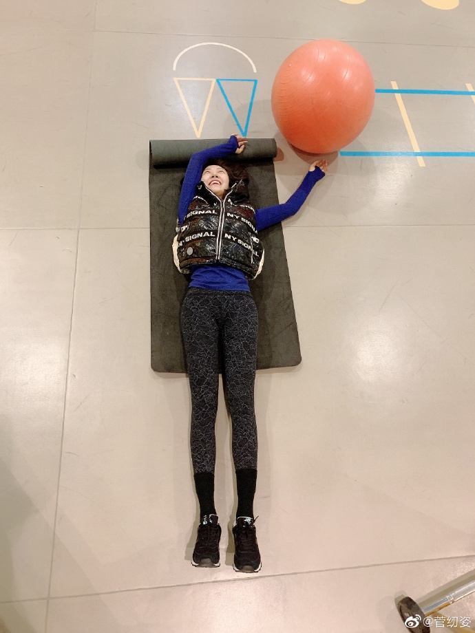 菅纫姿运动跨年送祝福 大长腿吸睛|黑裤|健身|瑜伽垫_新浪网