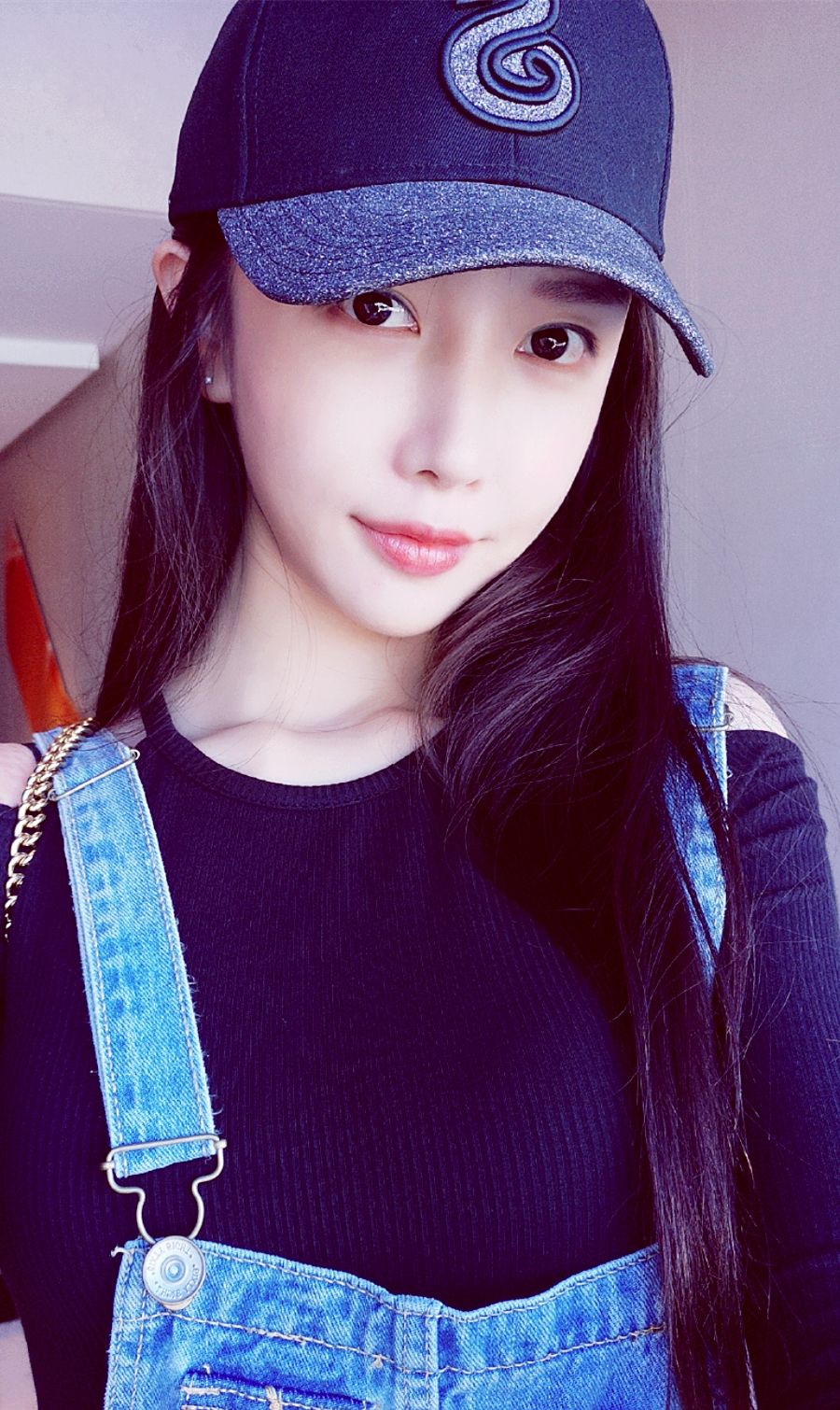 柔顺直挺感动长发,这样的造型也太可爱了,潘时七此刻就像个高中小女生