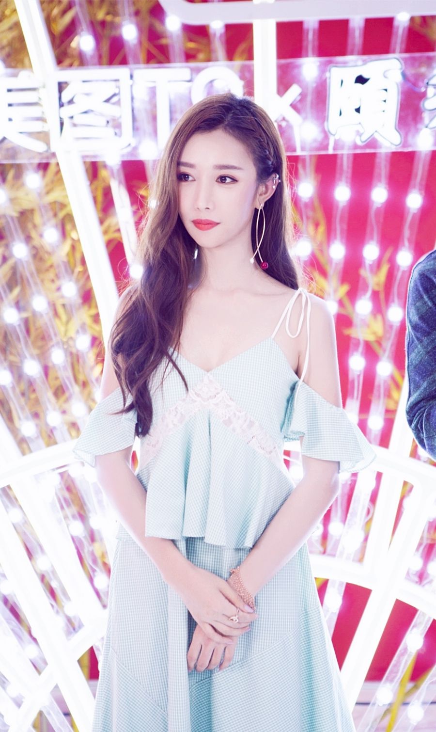 屠炉公主潘时七一个多面美人精致的脸蛋完美匹配各种形象