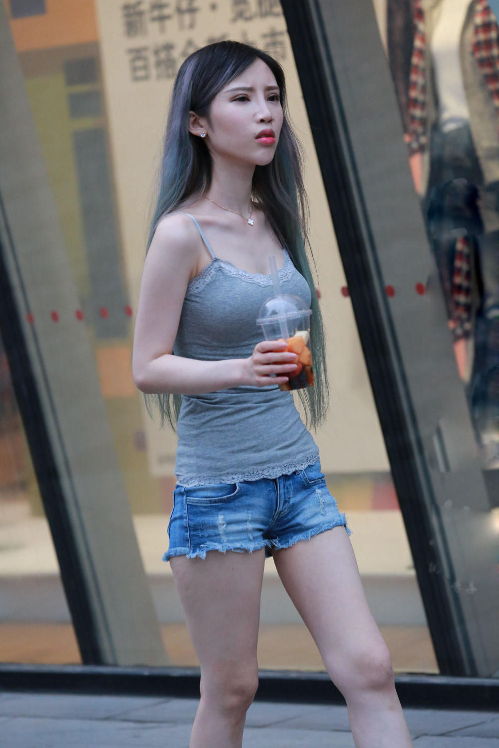 街拍:小姐姐气质迷人高挑,曲线丰腴,穿什么都是那么性感又好看!|小姐姐|性感|街拍_新浪新闻