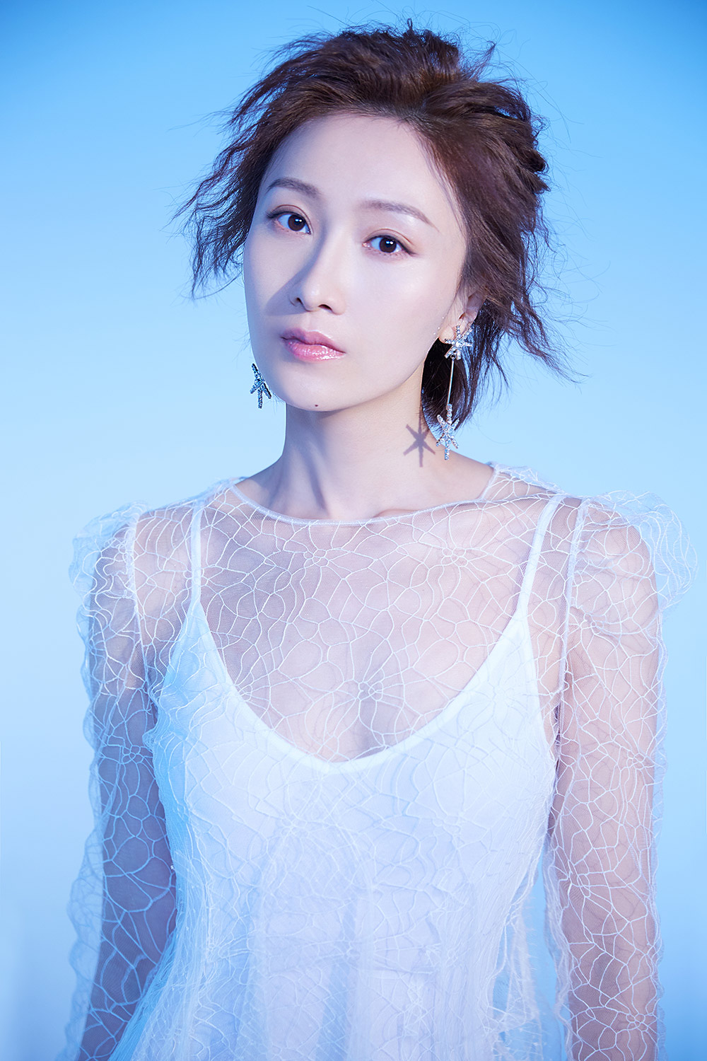 国民姐姐肖涵曝圣诞大片清新纯净眼戏十足