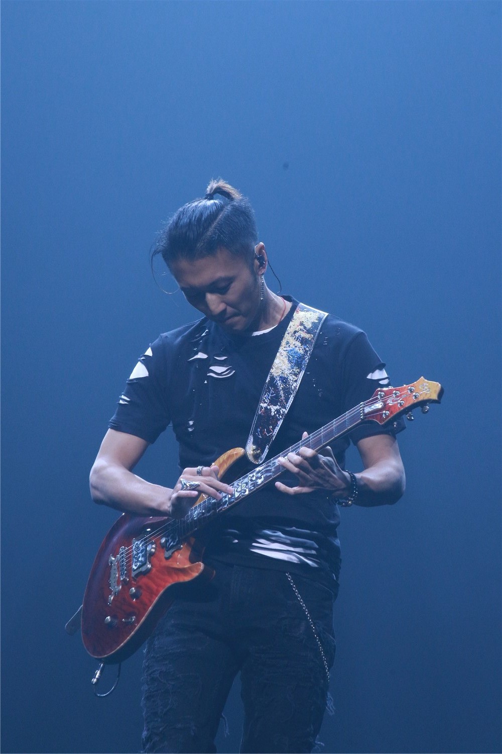 谢霆锋作为表演嘉宾,怀抱吉他空降舞台,一连献唱《光辉岁月》《潜龙