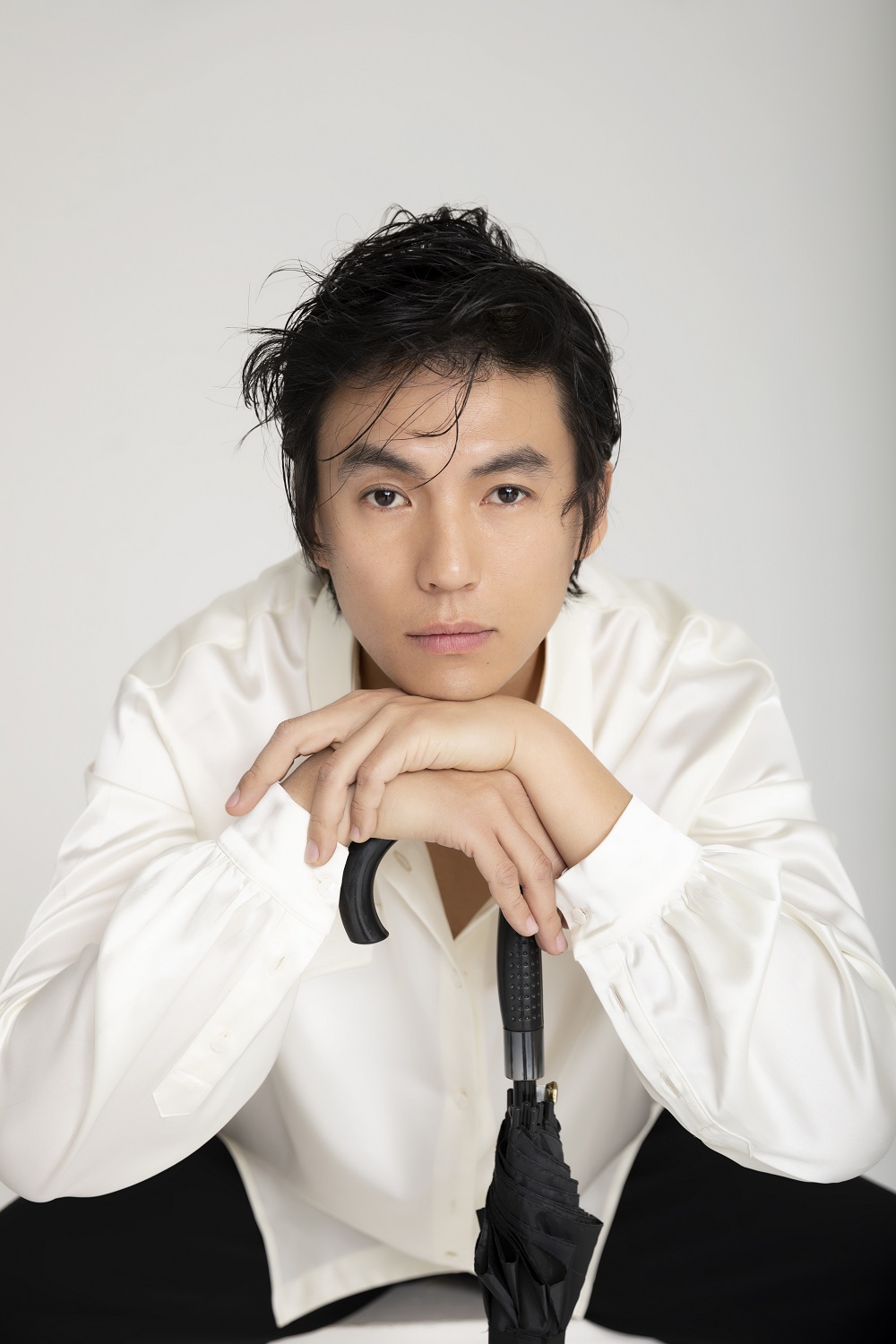 宋宁峰曝光时尚写真 丝质衬衫演绎复古绅士范|时尚写