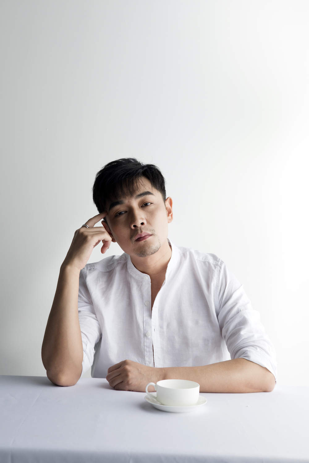 霍政谚白色简约写真曝光 领口微敞尽展随性魅力