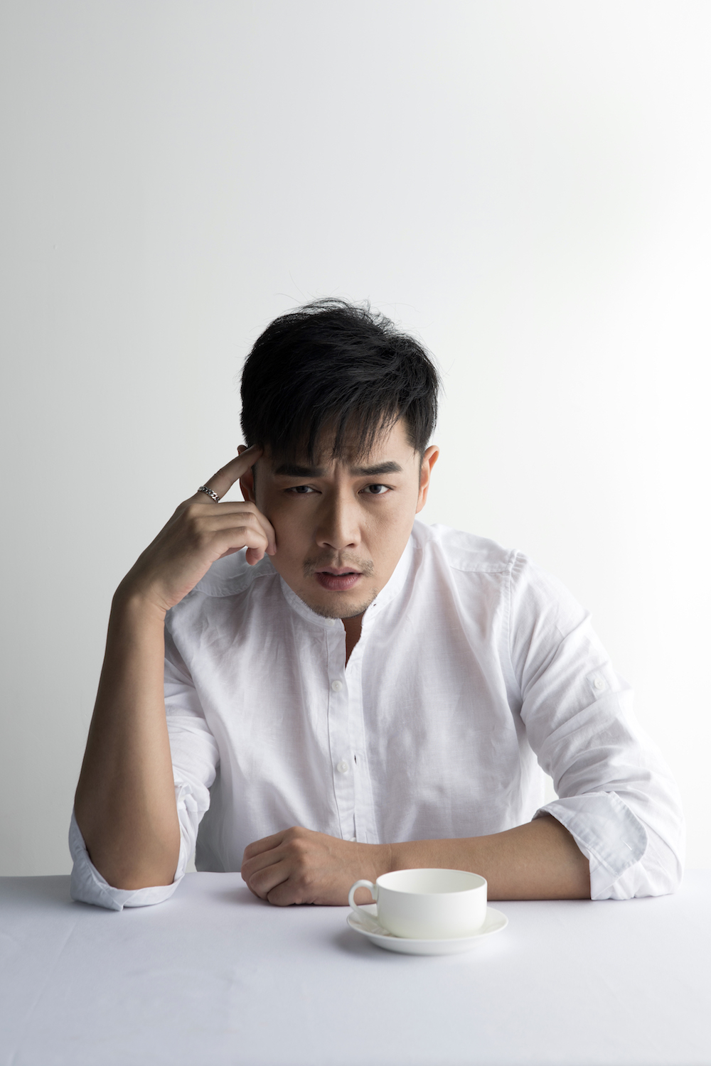 霍政谚白色简约写真曝光 领口微敞尽展随性魅力