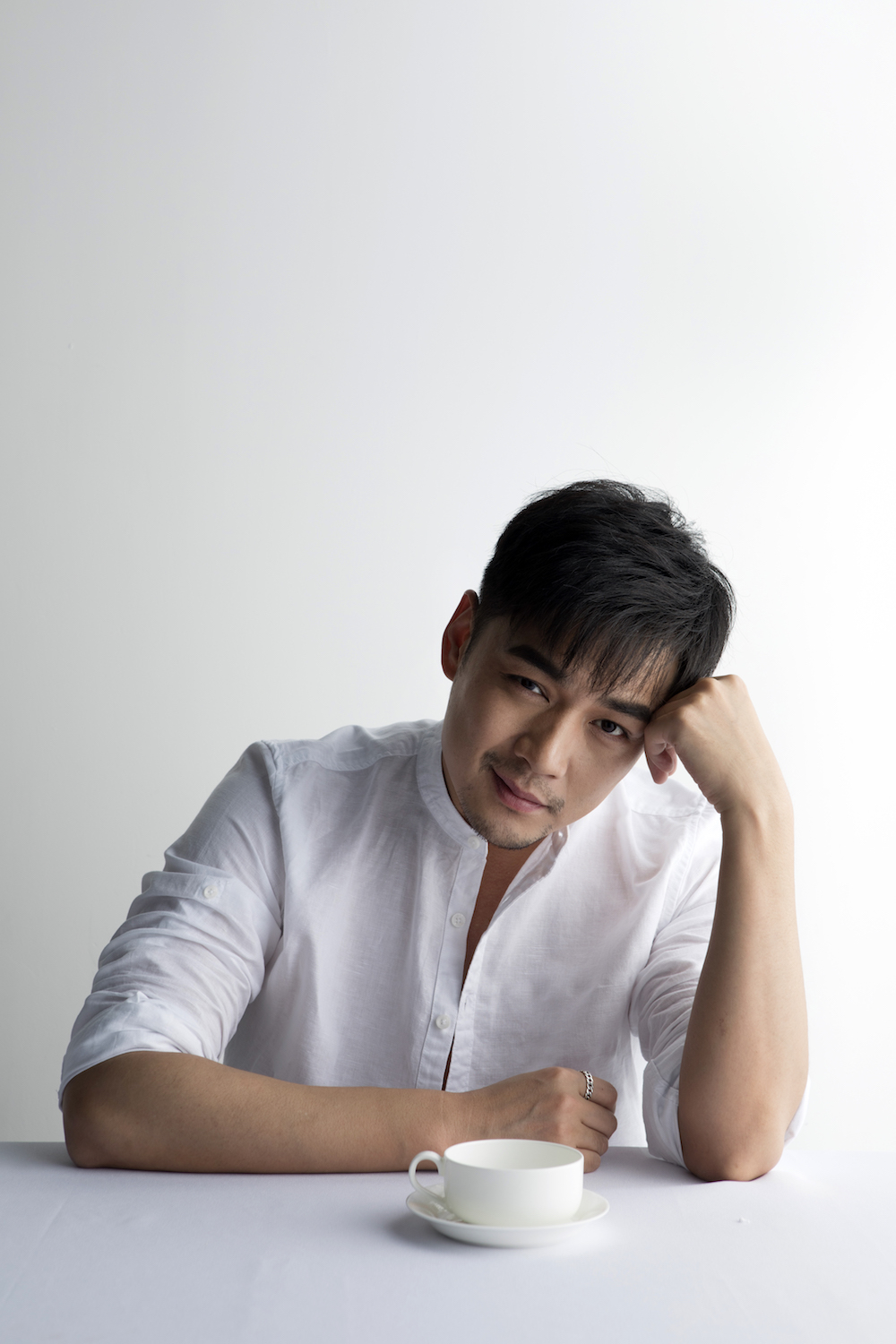 霍政谚白色简约写真曝光 领口微敞尽展随性魅力