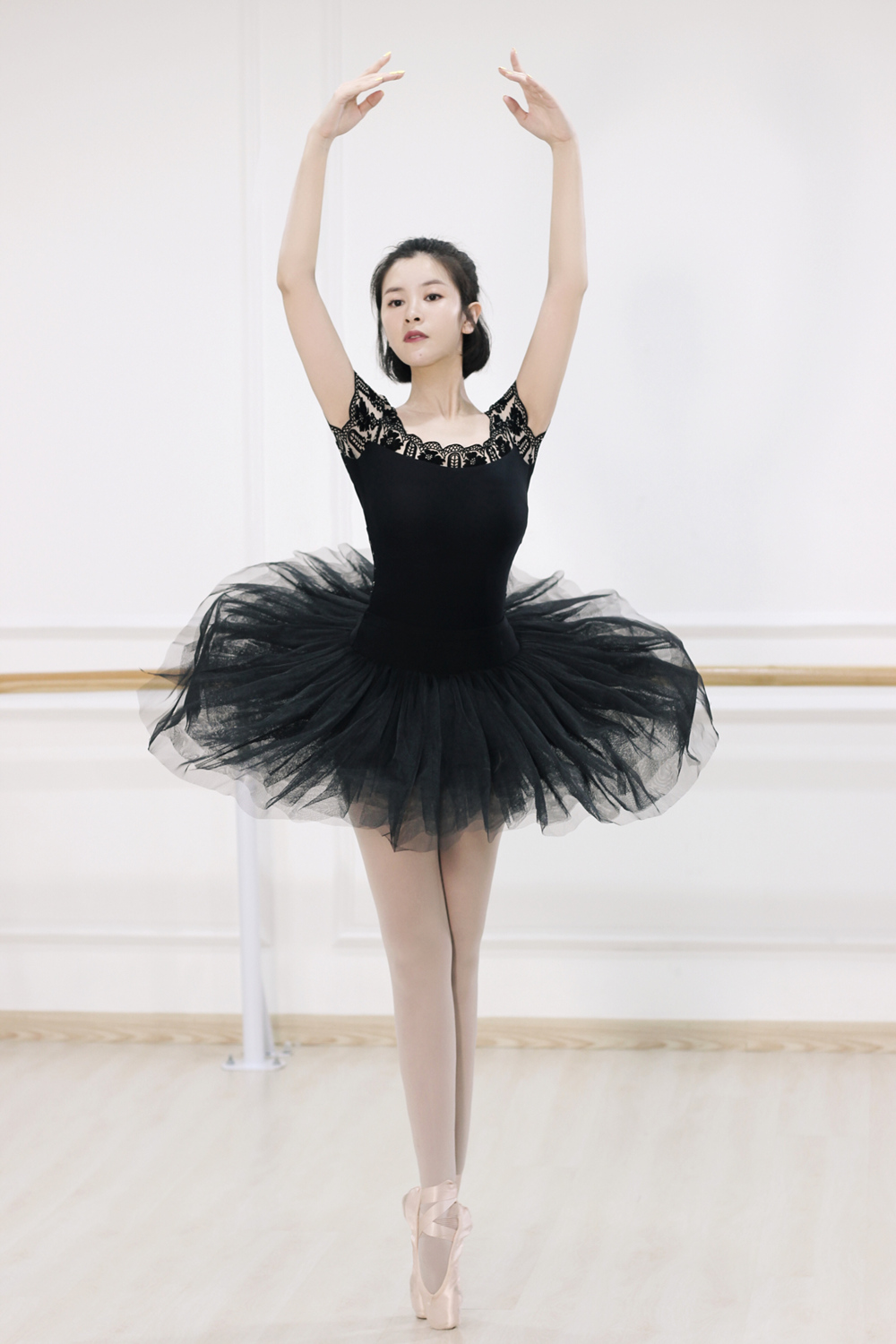 演员苏小妹曝光舞蹈写真 舞姿优美展现完美身材