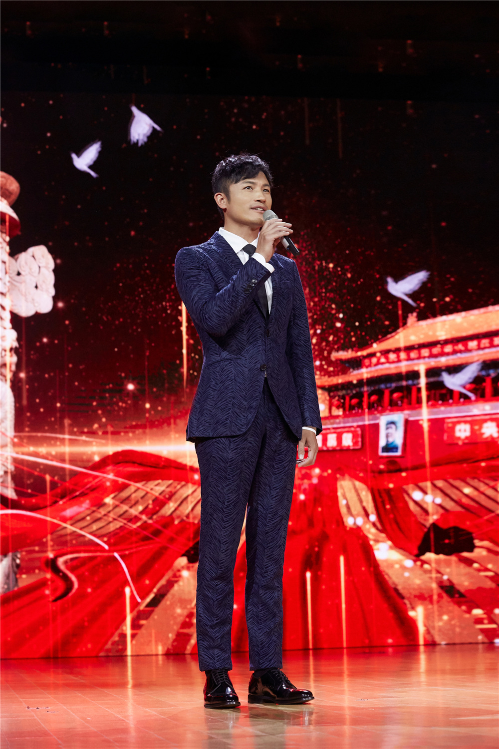 耿乐参加《我和我的祖国》首映礼 护旗手视角见证开国大典时刻