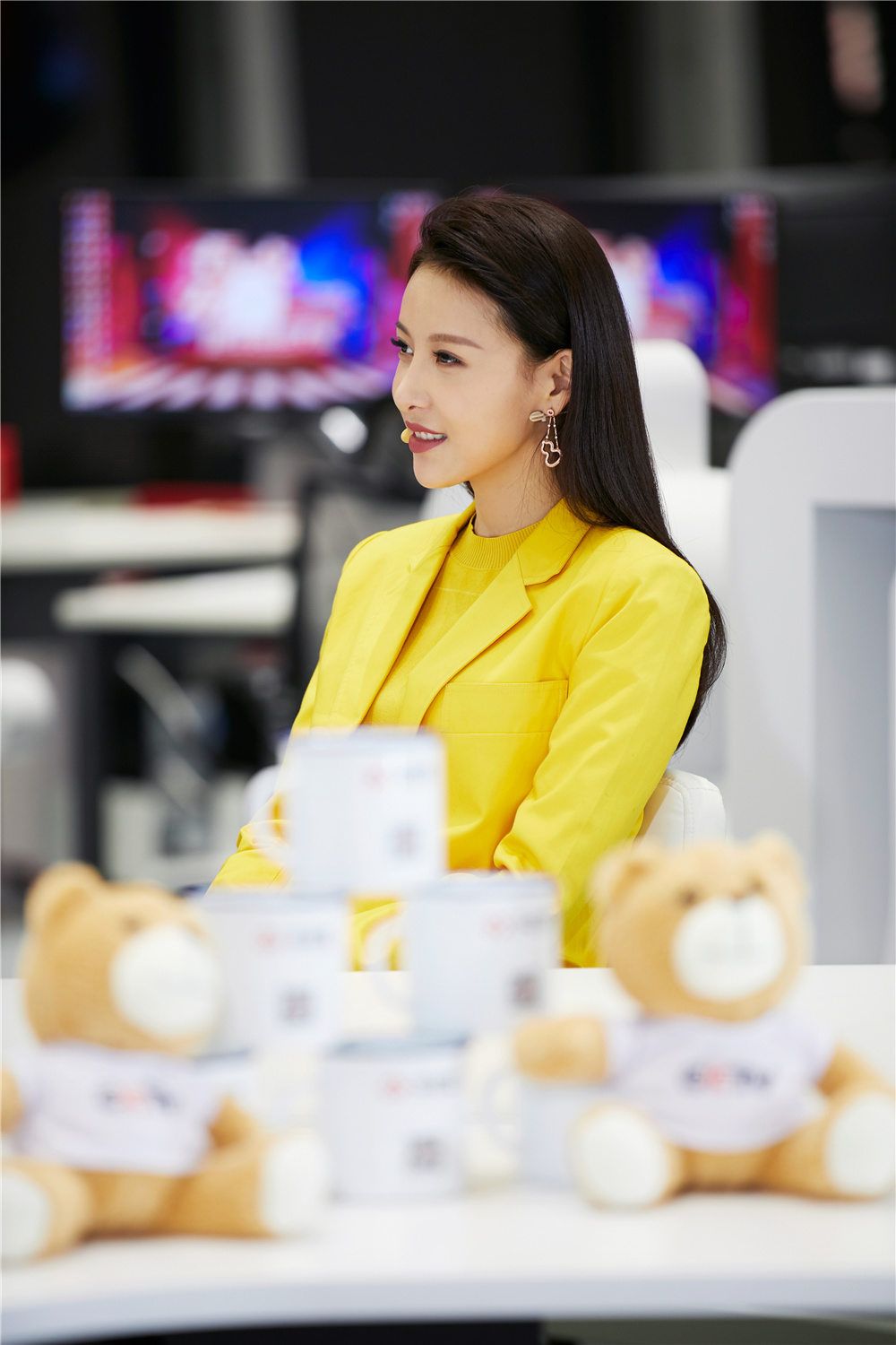 贾青亮相央视跨年直播活动斜杠青年秒变迷妹