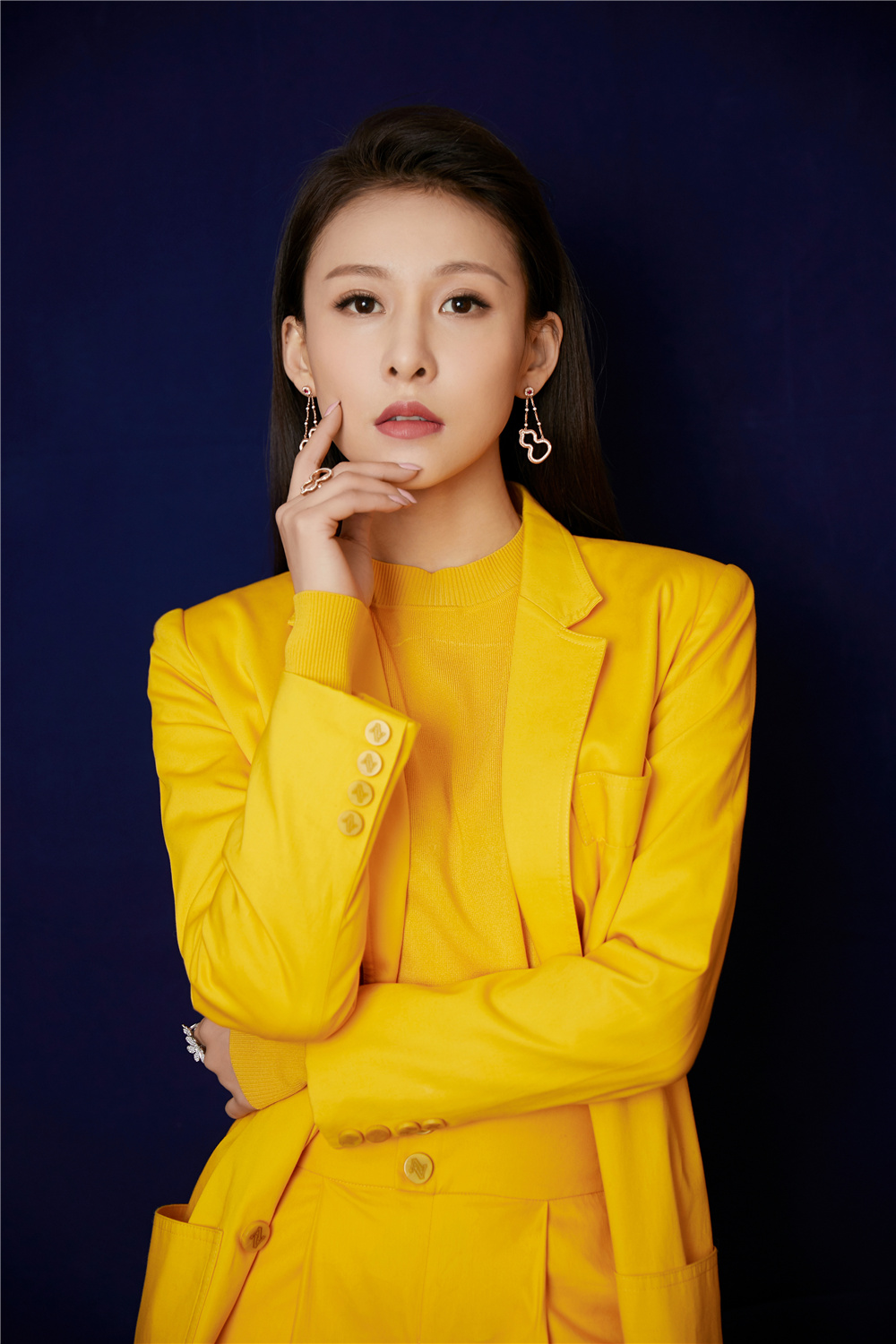 贾青亮相央视跨年直播活动 "斜杠青年"秒变迷妹|央视|贾青|斜杠_新浪