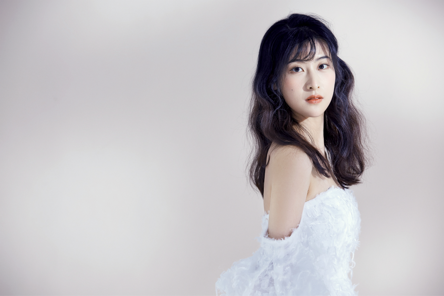 殷越甜美写真曝光 元气满满少女感十足__财经头条