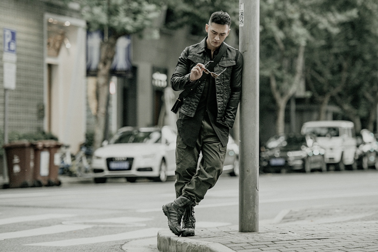 顾佑明初冬写真曝光 漫游街头演绎酷冷型男