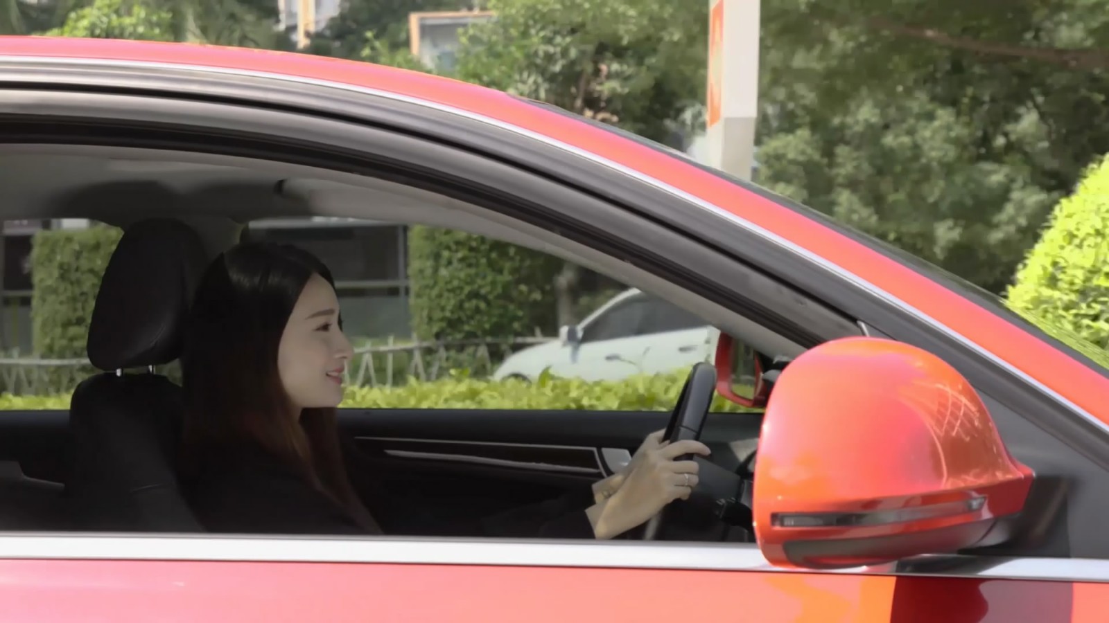 新手女司机开车技术不熟练,汽车hud抬头显示让你轻松掌握路况