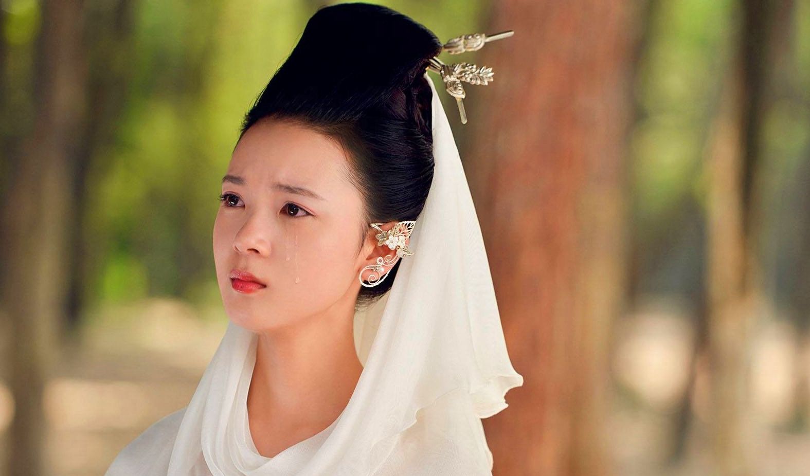 4/ 4《青丘狐传说》中的花月,在耳朵上面戴的耳饰很特别的,并且还能