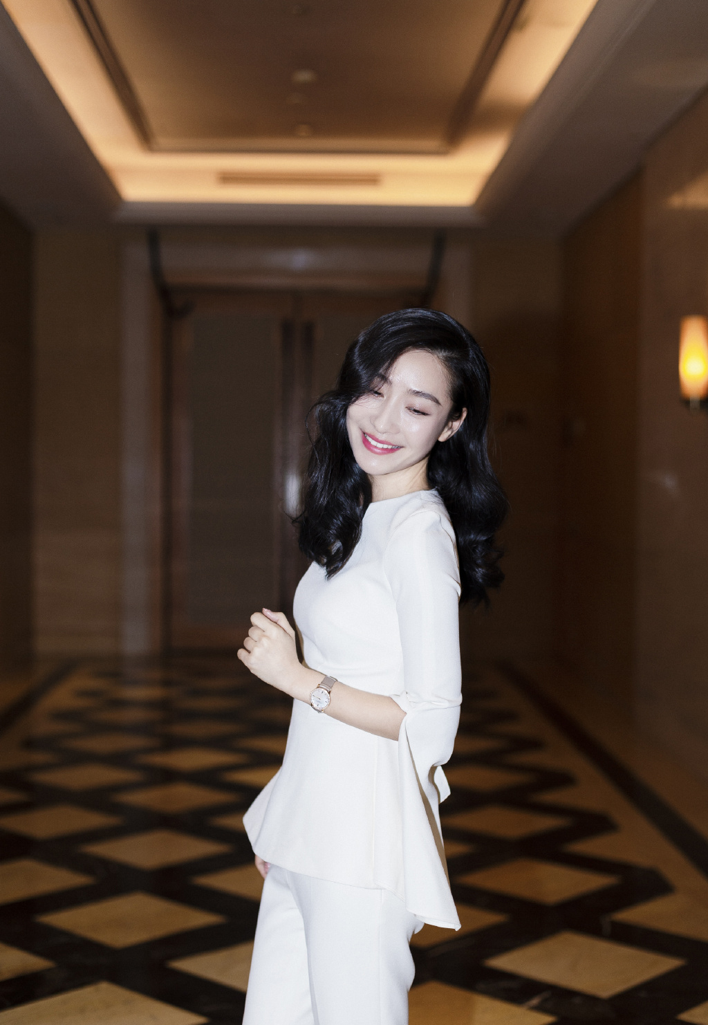 陶昕然修身素衣凸显完美身材极简主义性感美丽时尚大气