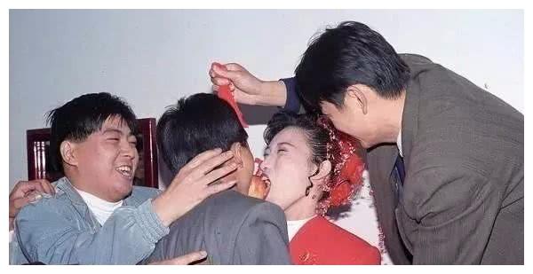 老照片:八十年代的婚礼,现在比原来差远了|婚礼|年代|结婚_新浪新闻