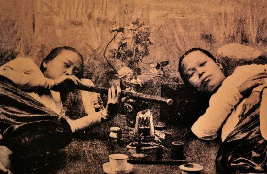 晚清抽大烟的女人：萎靡不振的样子太让人生气了，请你们清醒点