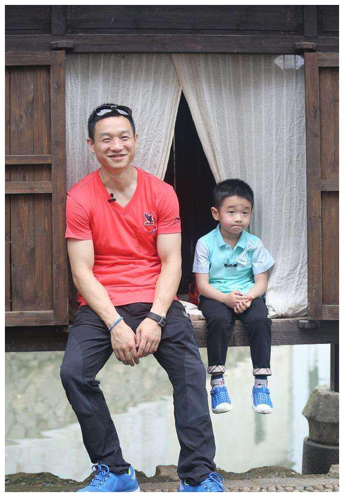 杨威一家四口合照,双胞胎女儿有身高差,一个像爸一个像妈太好认