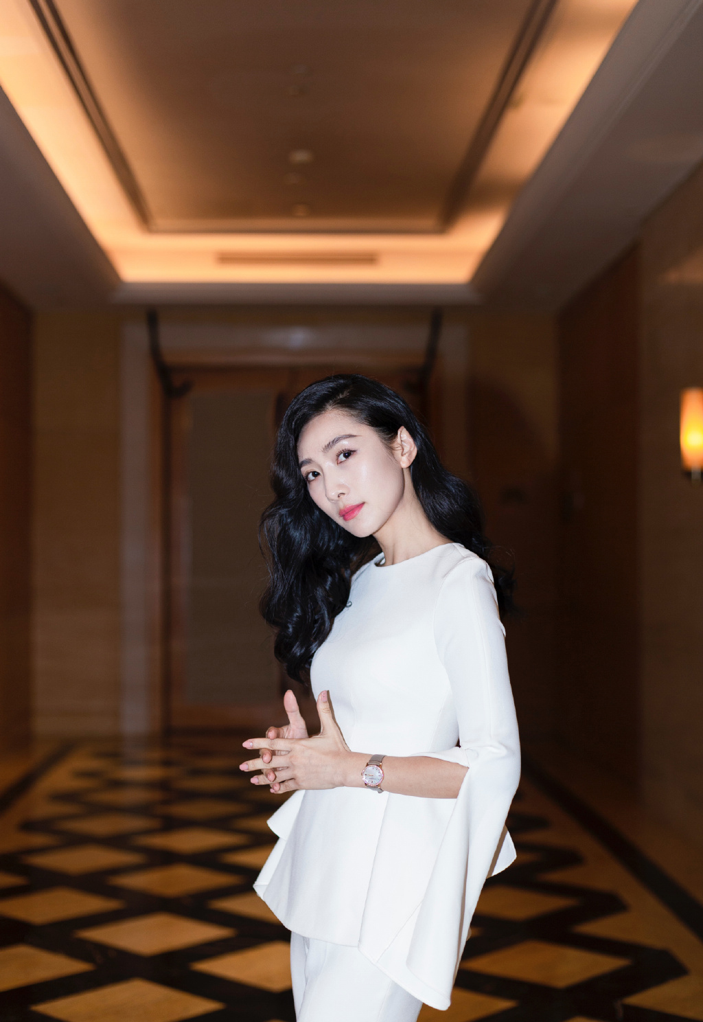 陶昕然修身素衣凸显完美身材极简主义性感美丽时尚大气