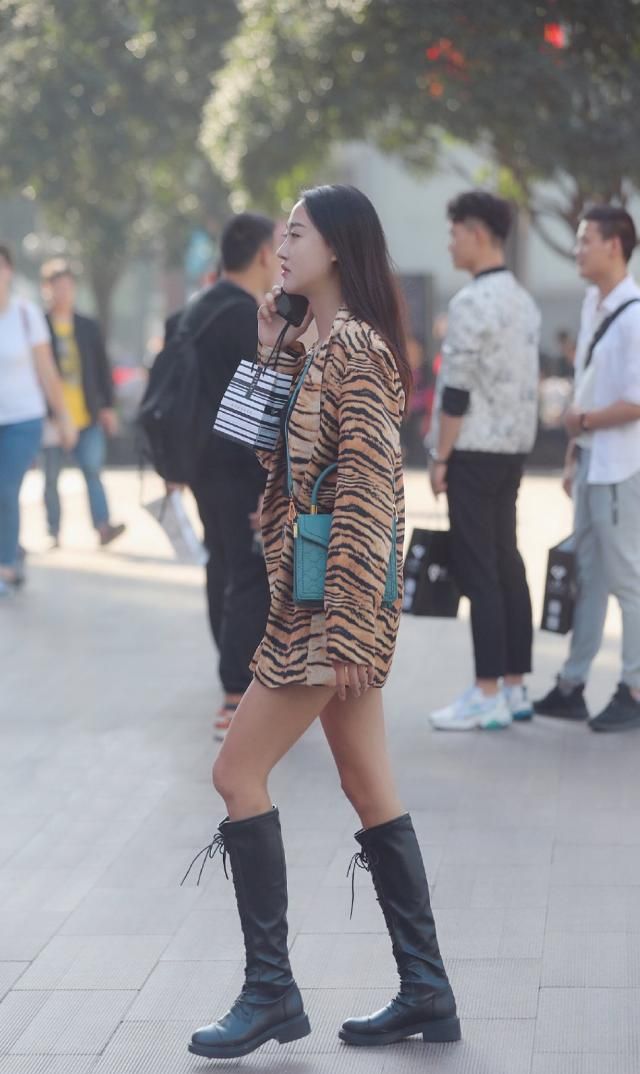 这些聪明的姑娘穿高筒靴,展现个性魅力,又避免了靴筒滑落