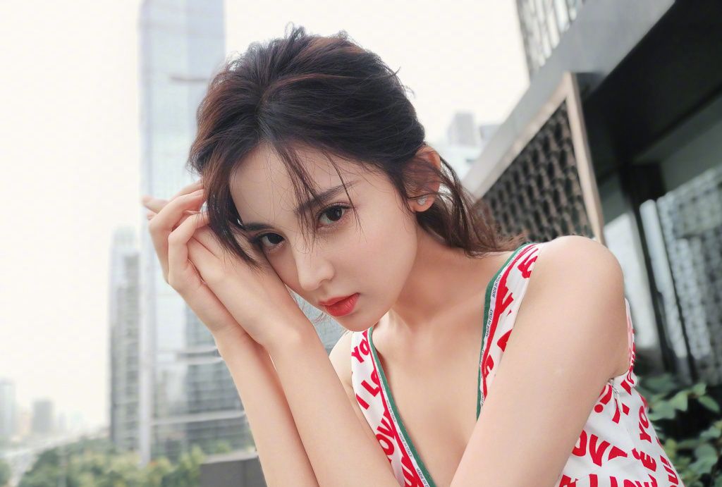 古力娜扎动感写真,一身运动休闲装,模样俏皮可爱