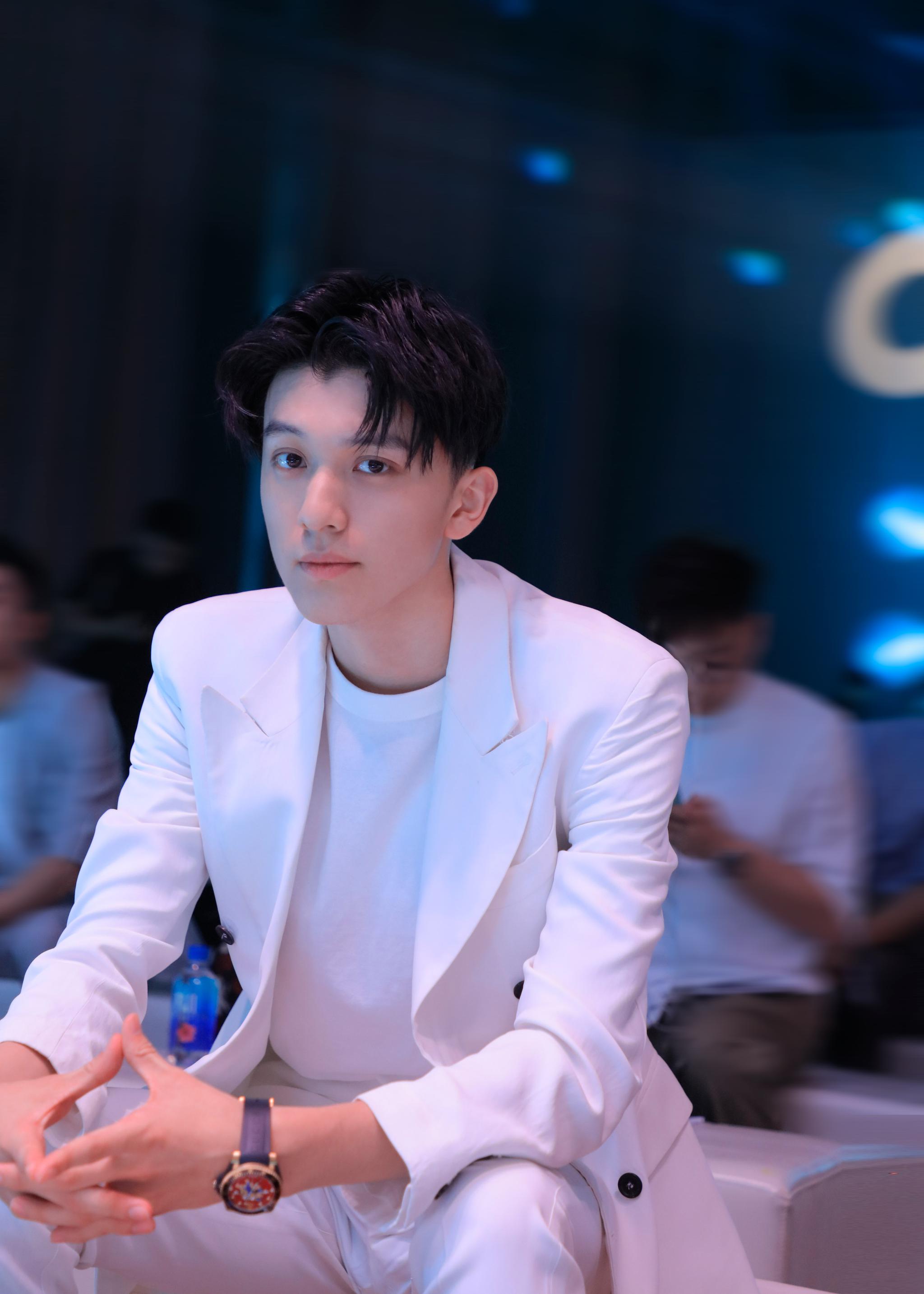 白西装少年赵英博上线营业 佛系养生男孩竟然还会双截棍!