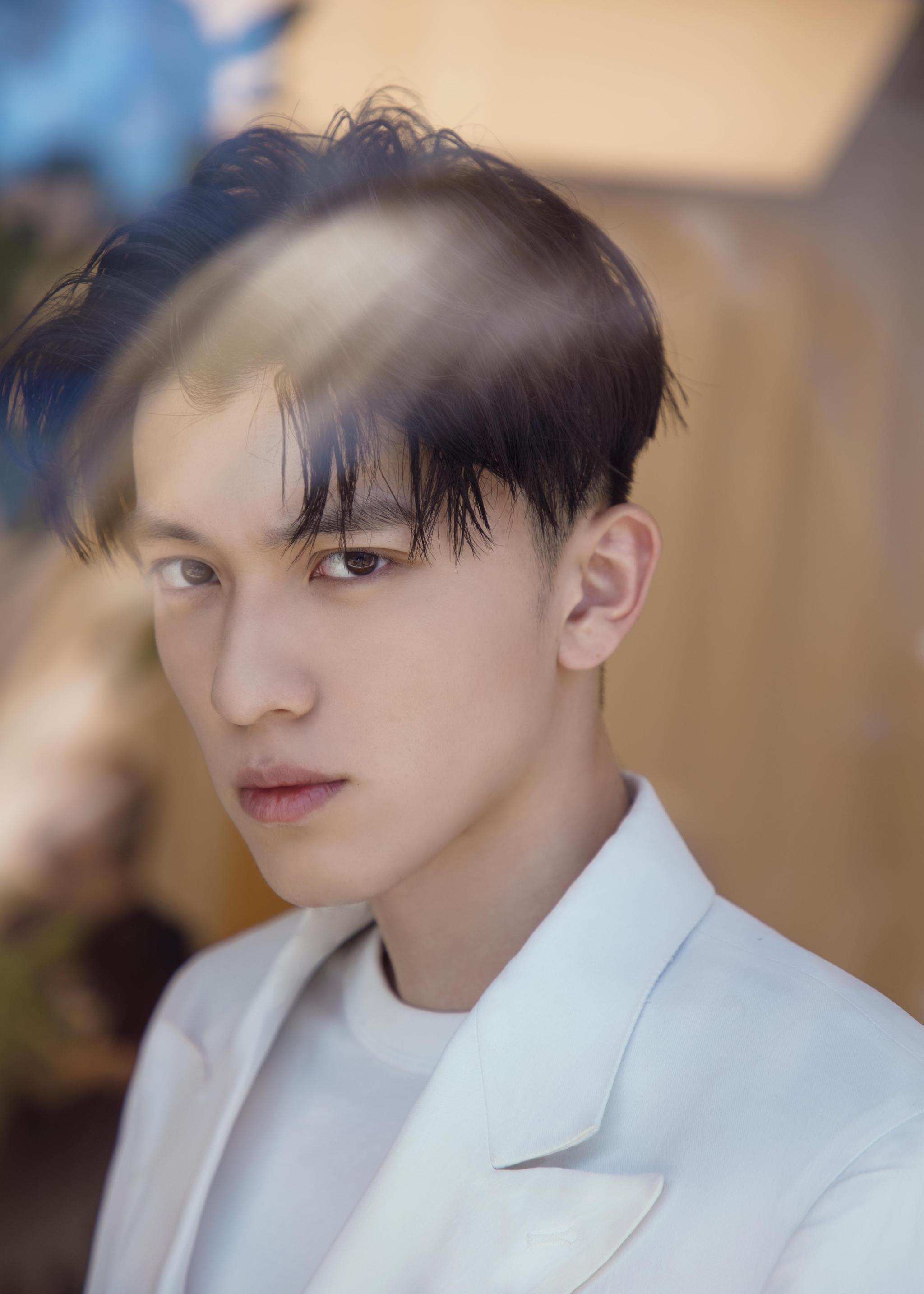 白西装少年赵英博上线营业 佛系养生男孩竟然还会双截棍!