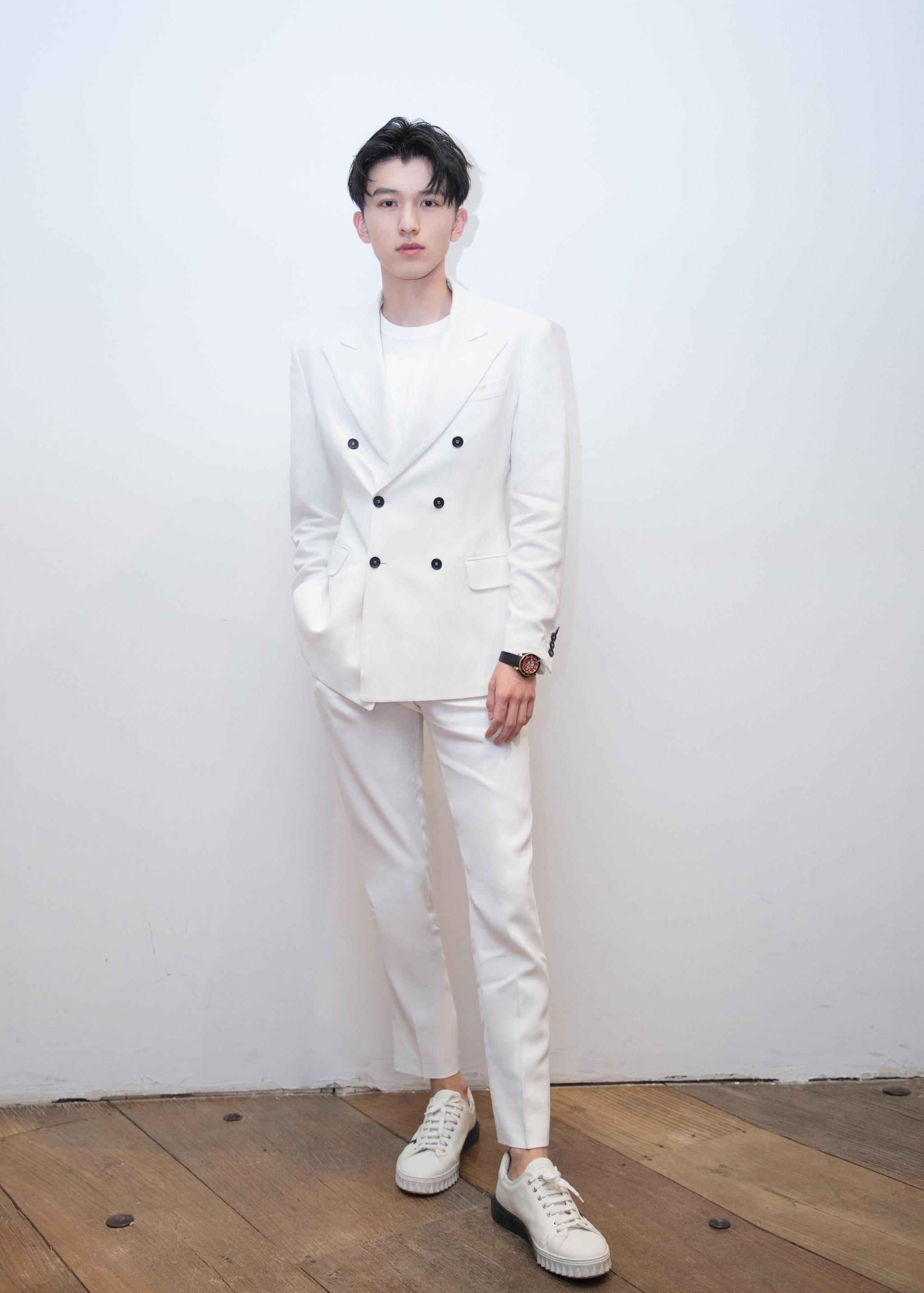 白西装少年赵英博上线营业 佛系养生男孩竟然还会双截棍!