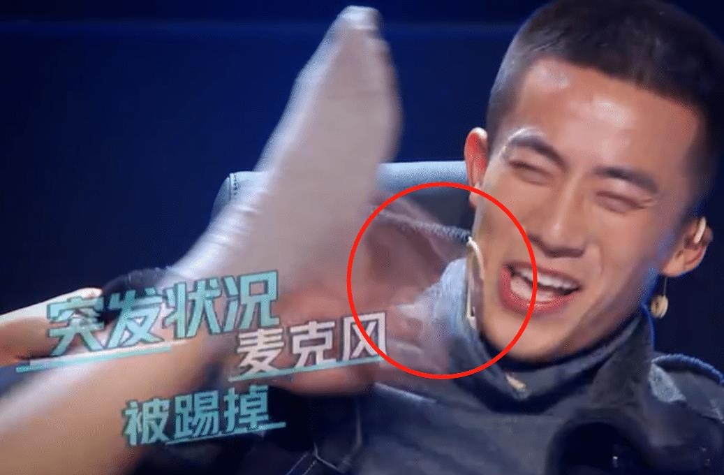 她现场失控, 用脚猛踹男演员, 对方耳麦被踢掉, 何炅都看不下去!